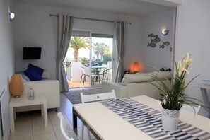Apartamento estándar, 2 habitaciones | Zona de estar | Una televisión
