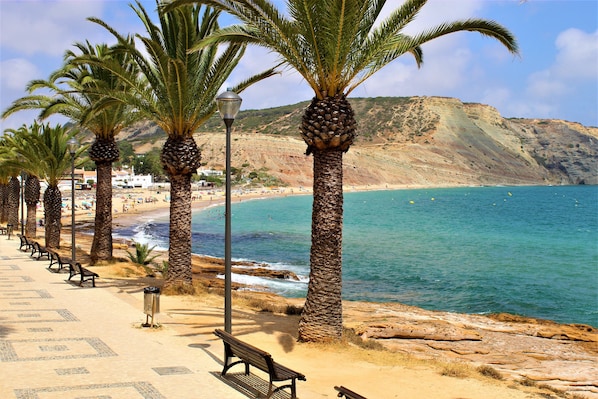 Una spiaggia nelle vicinanze