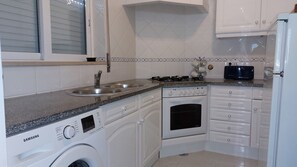 Standard Apartment, 1 Bedroom, Non Smoking, Kitchen | Private kitchen | Fridge, microwave, oven, stovetop