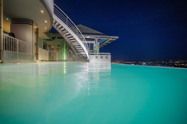 Una piscina al aire libre, tumbonas