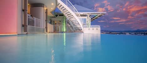 Alberca al aire libre y camastros