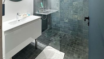 Badewanne, kostenlose Toilettenartikel, Haartrockner, Handtücher
