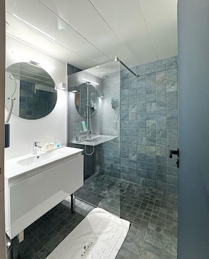 Bathtub, free toiletries, hair dryer, towels