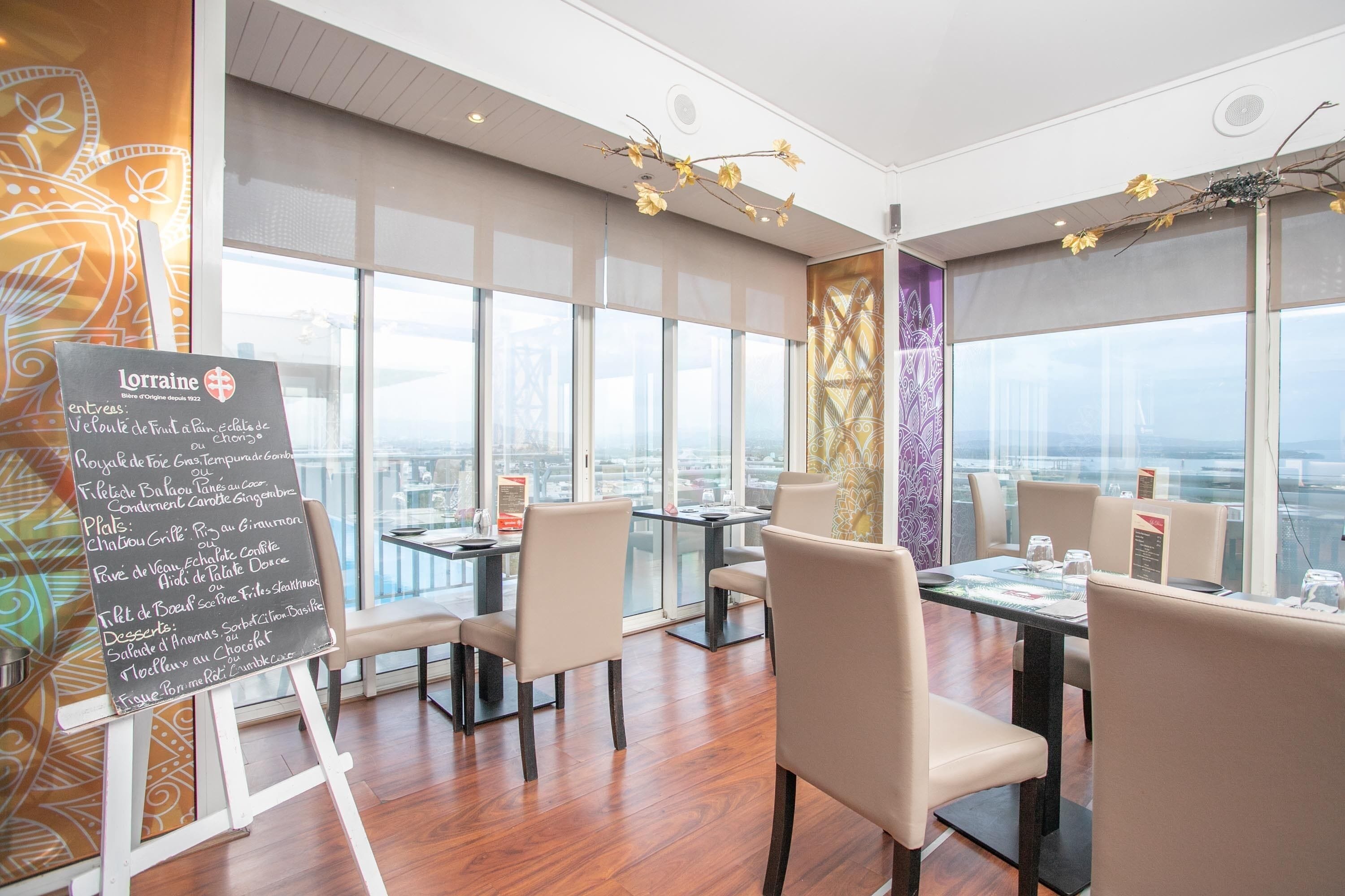 Petit déjeuner, déjeuner et dîner servis sur place, vue sur la piscine