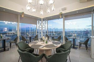 Frühstück, Mittagessen, Abendessen, lokale Küche, Blick auf den Pool