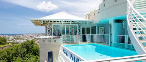 Outdoor pool, sun loungers