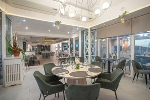 Phục vụ bữa sáng, bữa trưa và bữa tối 