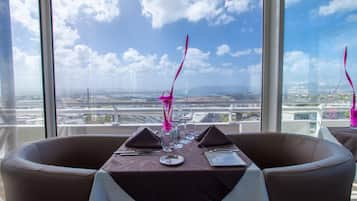 Petit-déjeuner, déjeuner et dîner servis sur place, vue sur la piscine