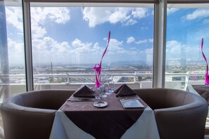 Petit-déjeuner, déjeuner et dîner servis sur place, vue sur la piscine