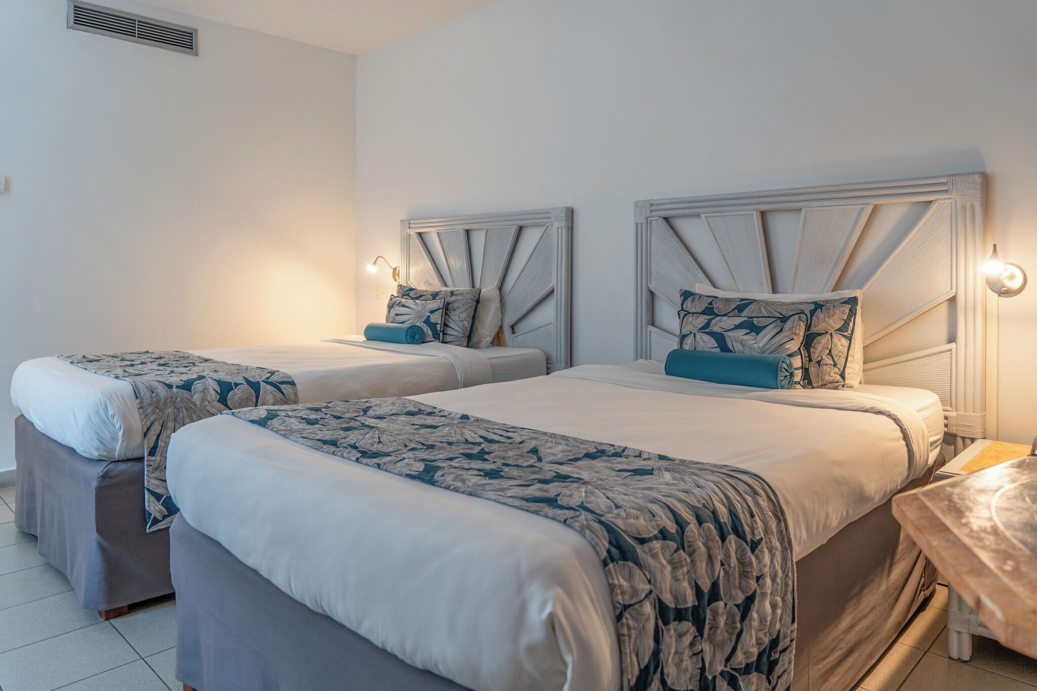 Comfort Room | Minibar, in-room safe, desk, blackout drapes