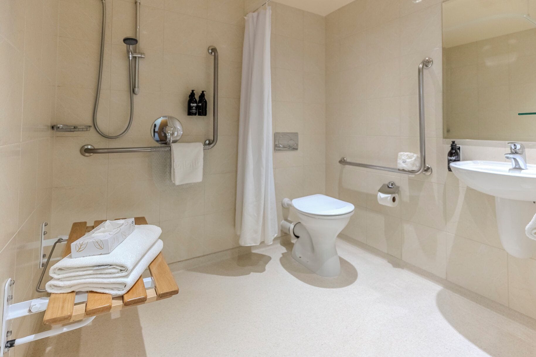 Un baño moderno con inodoro, ducha y lavabo.