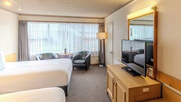 Escritorio, cortinas blackout y tabla de planchar con plancha