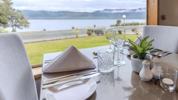 Makan malam dihidangkan, masakan tempatan