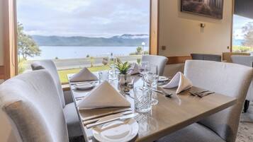 Middag serveres, lokale retter