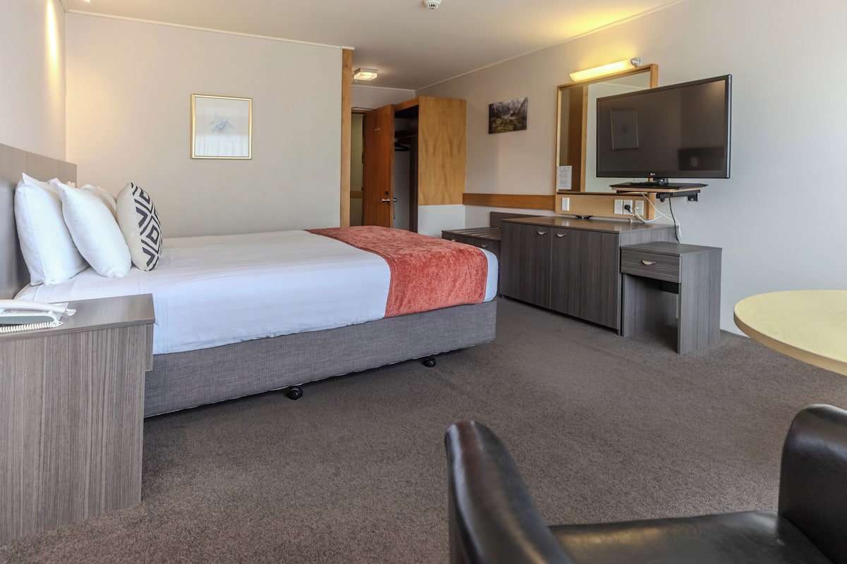 Superior 1 King | Desk, blackout curtains, iron/ironing board, free WiFi