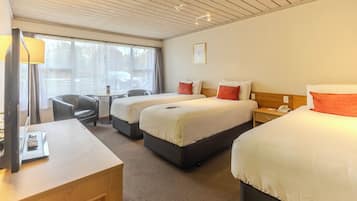 Habitación estándar, 2 camas individuales | Escritorio, cortinas blackout y tabla de planchar con plancha