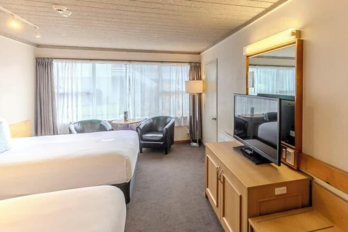 Escritorio, cortinas opacas, tabla de planchar con plancha y wifi gratis
