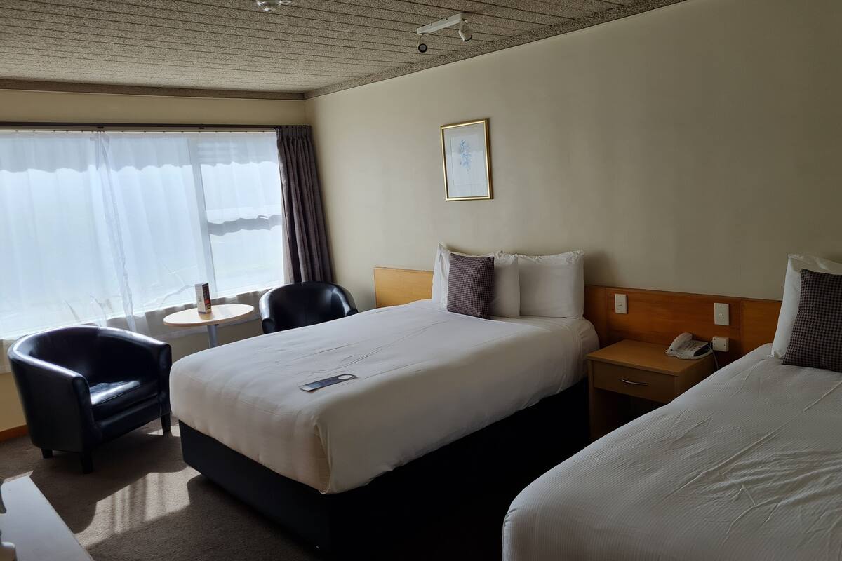 Standaard Twin kamer (Accessible, 1 Double & 1 Single) | Een bureau, verduisterende gordijnen, een strijkplank/strijkijzer