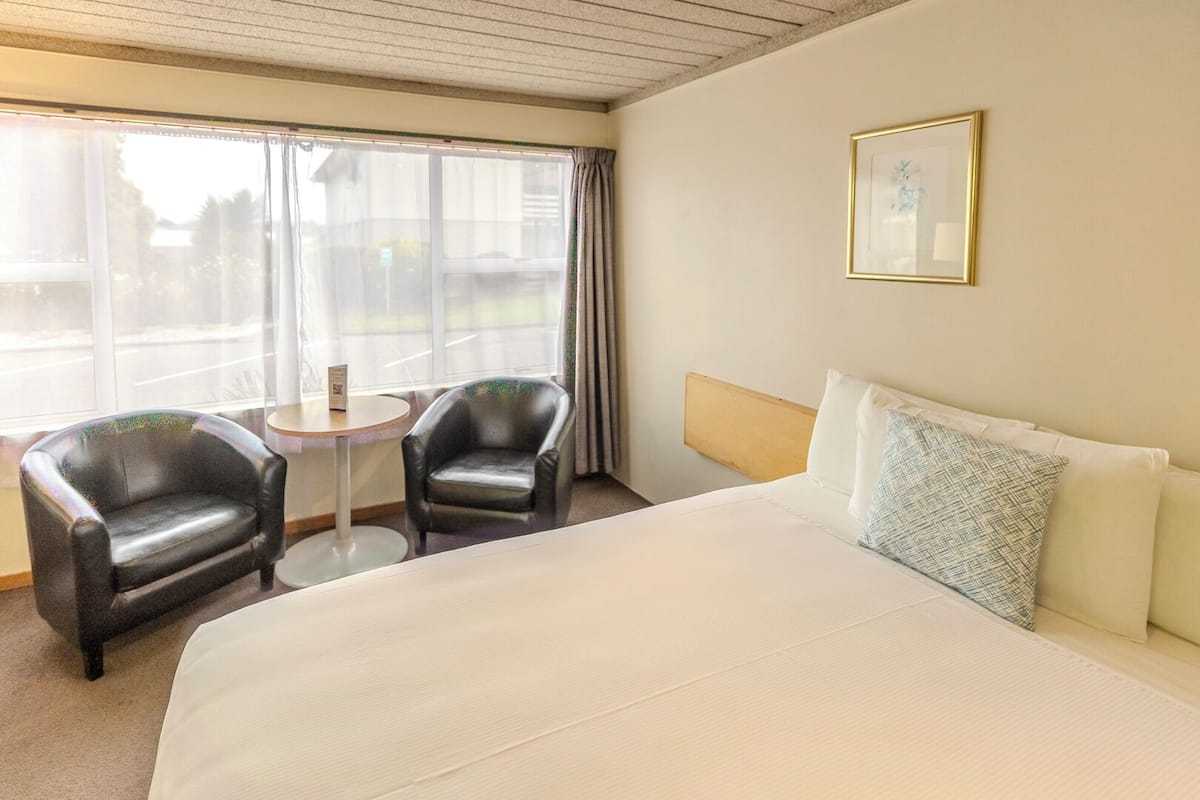 Standard Accessible 1 Double 1 Single | Desk, blackout curtains, iron/ironing board, free WiFi