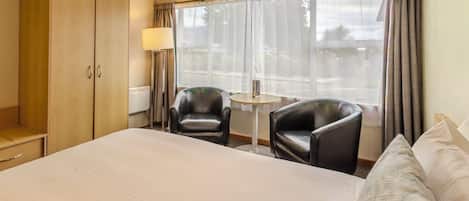 Quarto duplo standard (Accessible, 1 Double & 1 Single) | Escrivaninha, cortinas blackout, ferros/tábuas de passar roupa