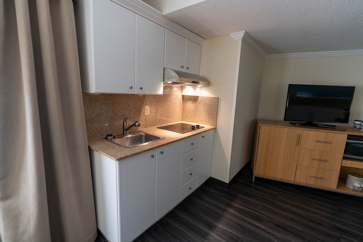 suite, 1 king bed | 1 bedroom, desk, laptop workspace, iron/ironing board