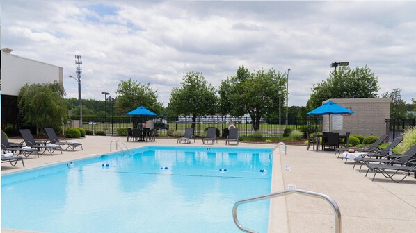 Seasonal outdoor pool - Holiday Inn Greenville by IHG (Greenville)