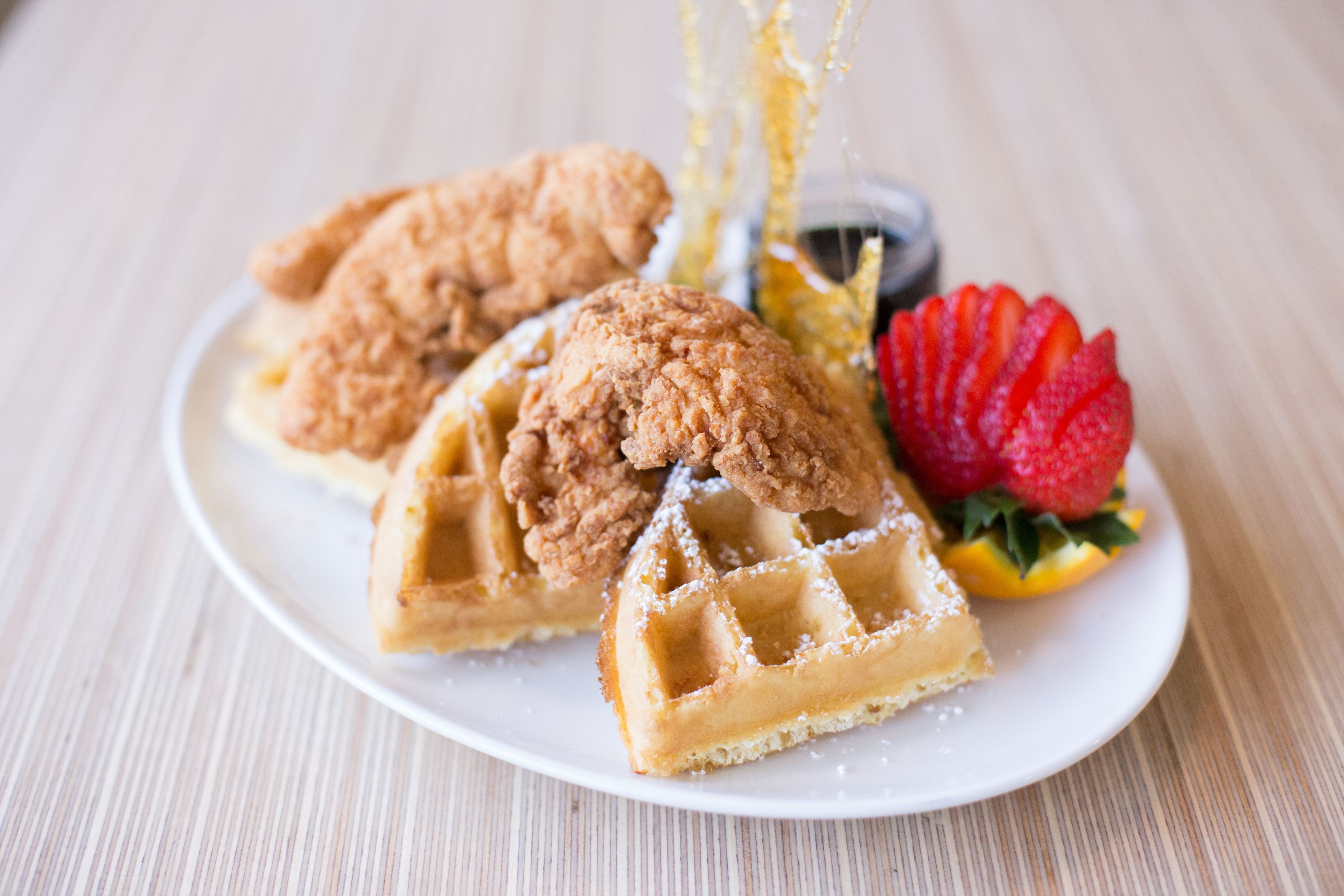 Se ofrece un desayuno completo todos los días (13.95 USD por persona)