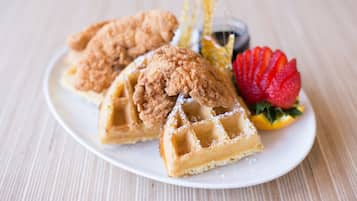 Se ofrece un desayuno completo todos los días (13.95 USD por persona)