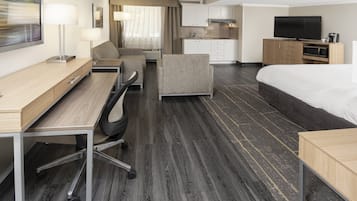 Suite, 1 cama King size | 1 habitación, escritorio y espacio para trabajar con laptop