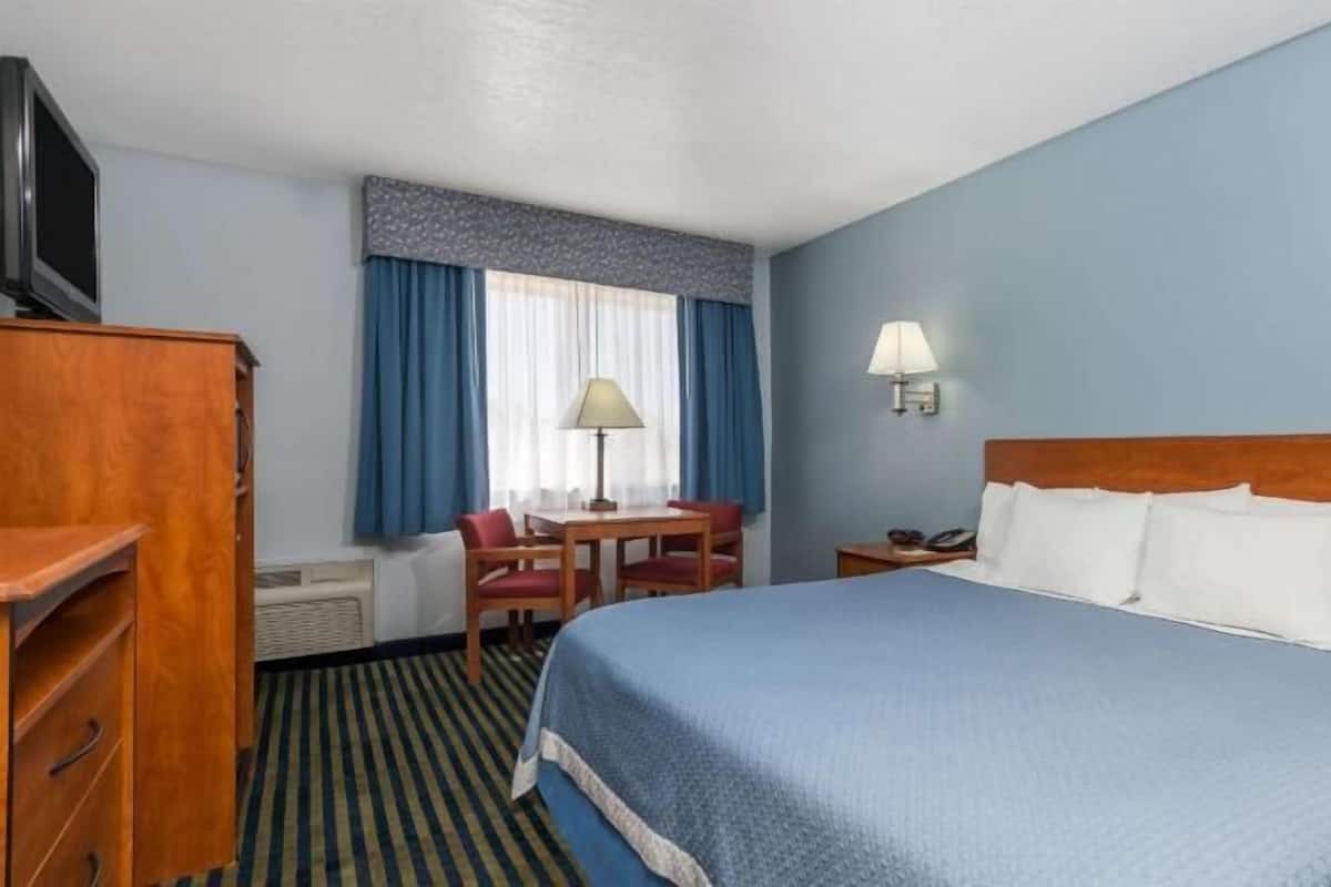 Desk, laptop workspace, iron/ironing board, rollaway beds