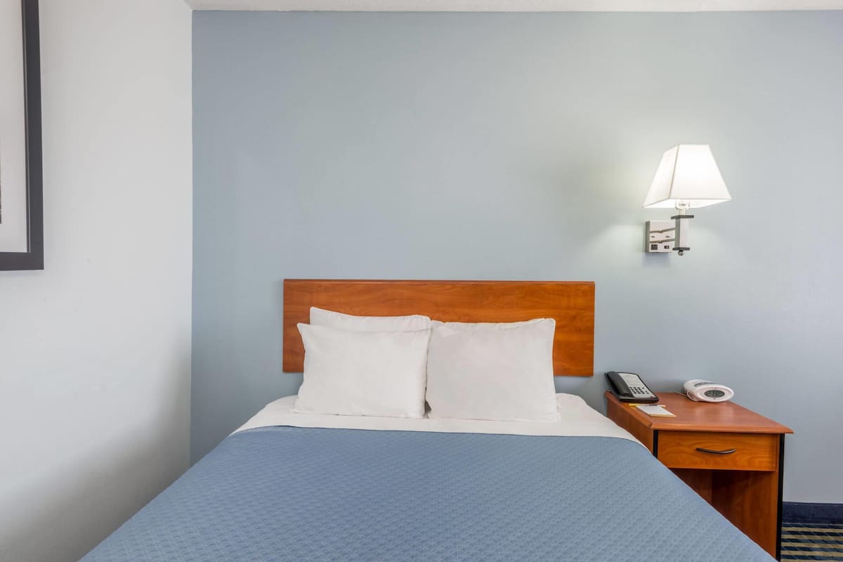 Room, 1 Queen Bed, Accessible, Non Smoking | Desk, laptop workspace, iron/ironing board, rollaway beds