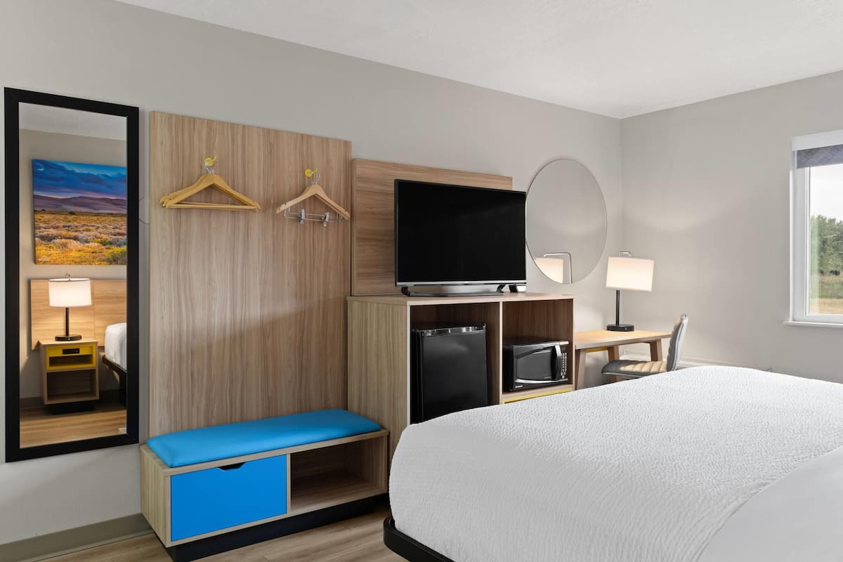 Desk, laptop workspace, iron/ironing board, rollaway beds