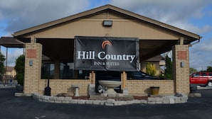 A building with a sign that reads "Hill Country Inn & Suites." - Hill Country Inn & Suites (Copperas Cove)