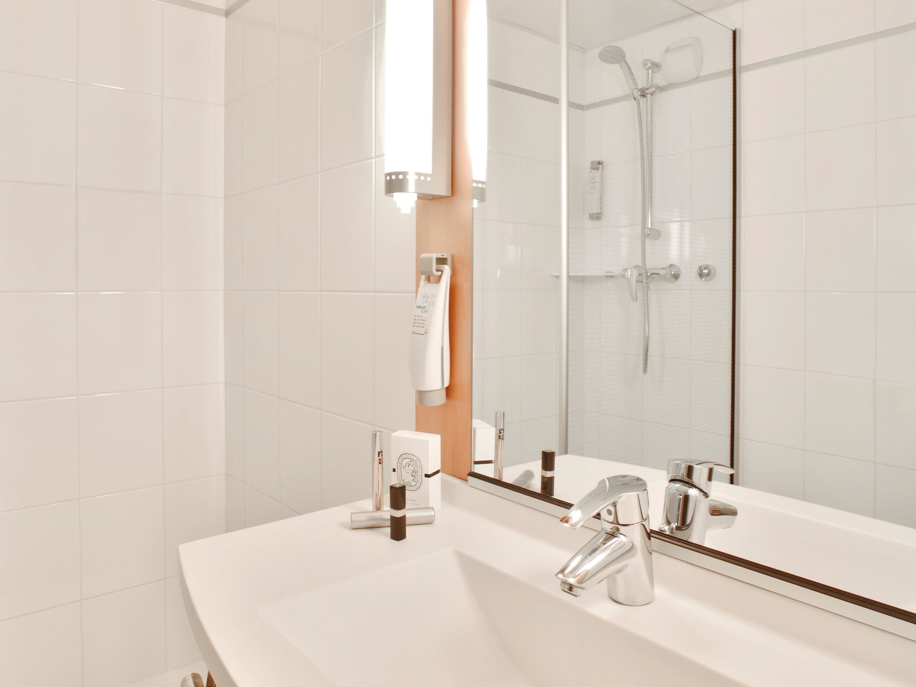 standard twin room, 2 single beds | in-room safe, desk, soundproofing, free wifi