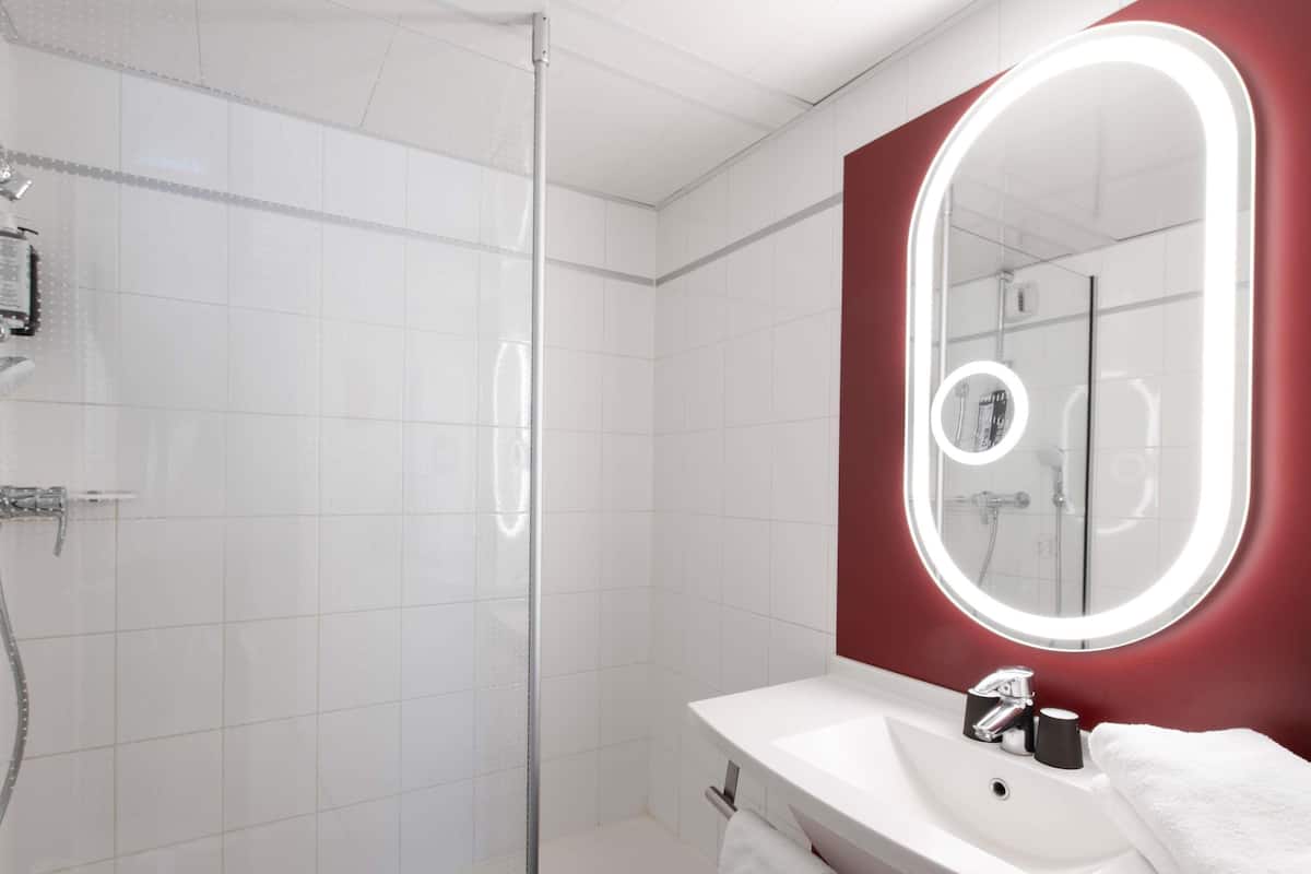 Standard Twin Room, 2 Twin Beds | In-room safe, desk, soundproofing, free WiFi
