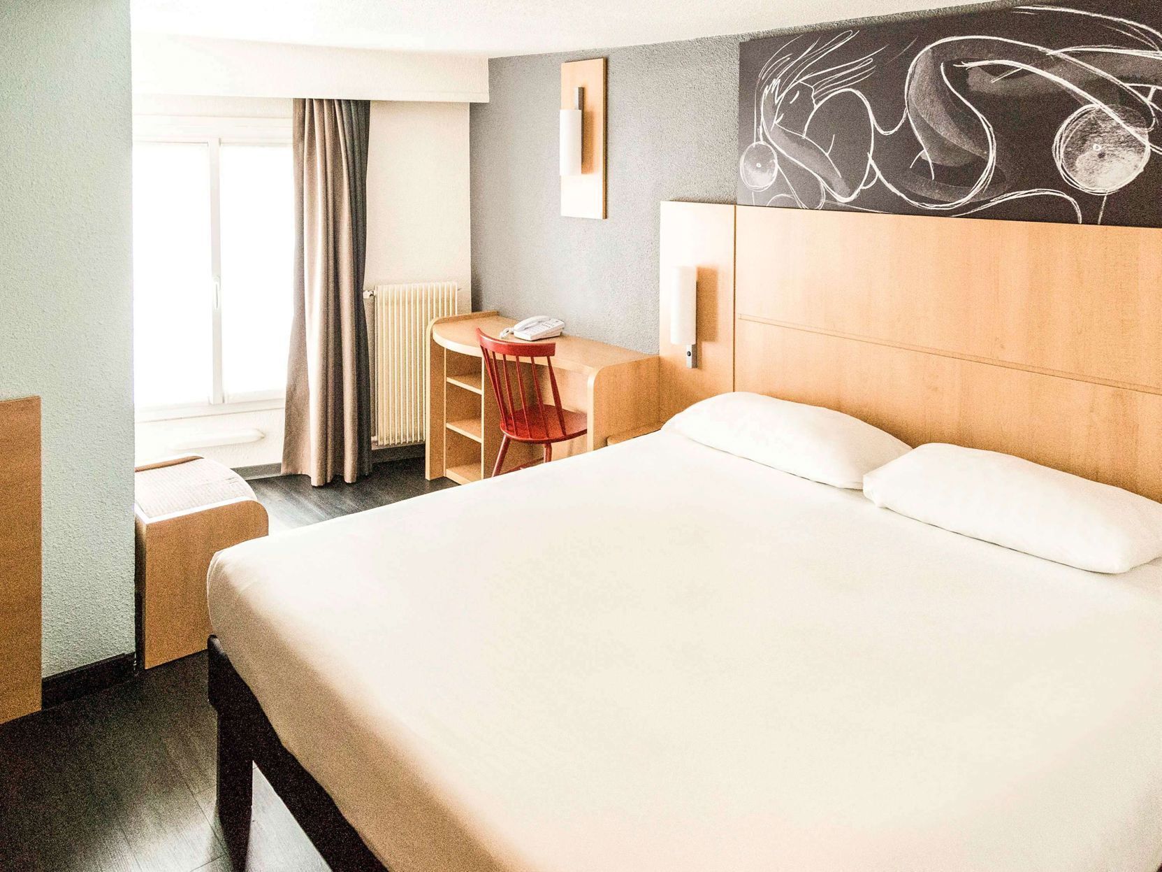 In-room safe, desk, soundproofing, free WiFi