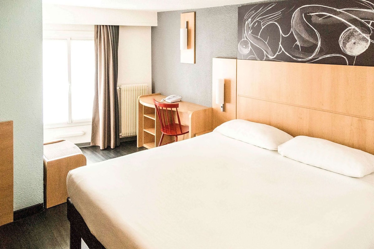 Caja de seguridad en la habitación y escritorio