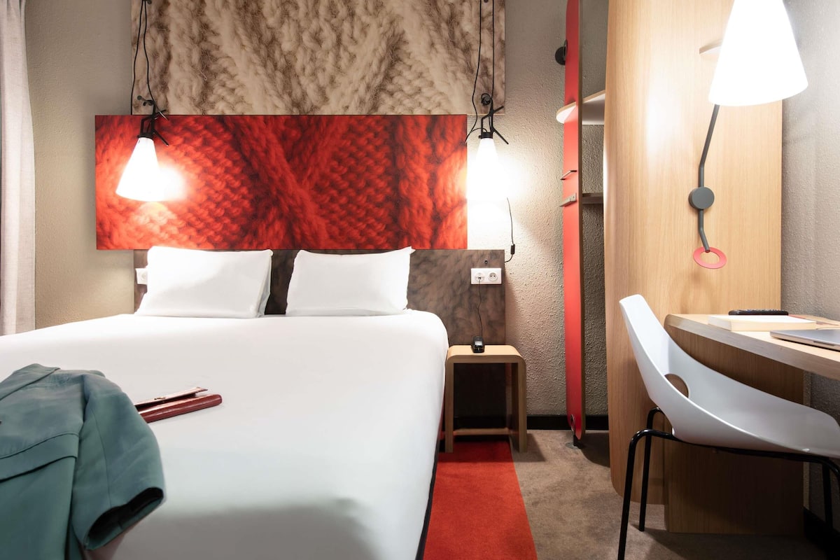 Standard Room, 1 Double Bed | In-room safe, desk, soundproofing, free WiFi