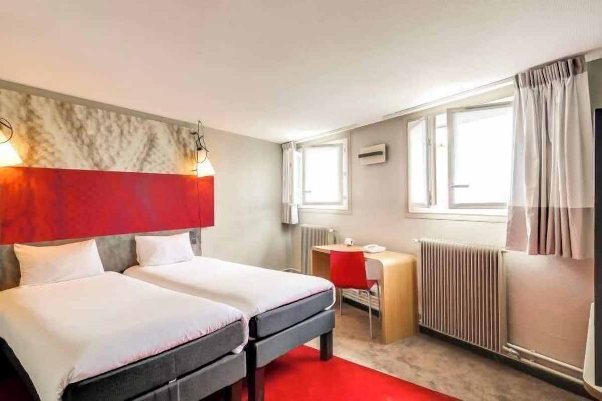 Een kluis op de kamer, een bureau, geluiddichte muren, gratis wifi