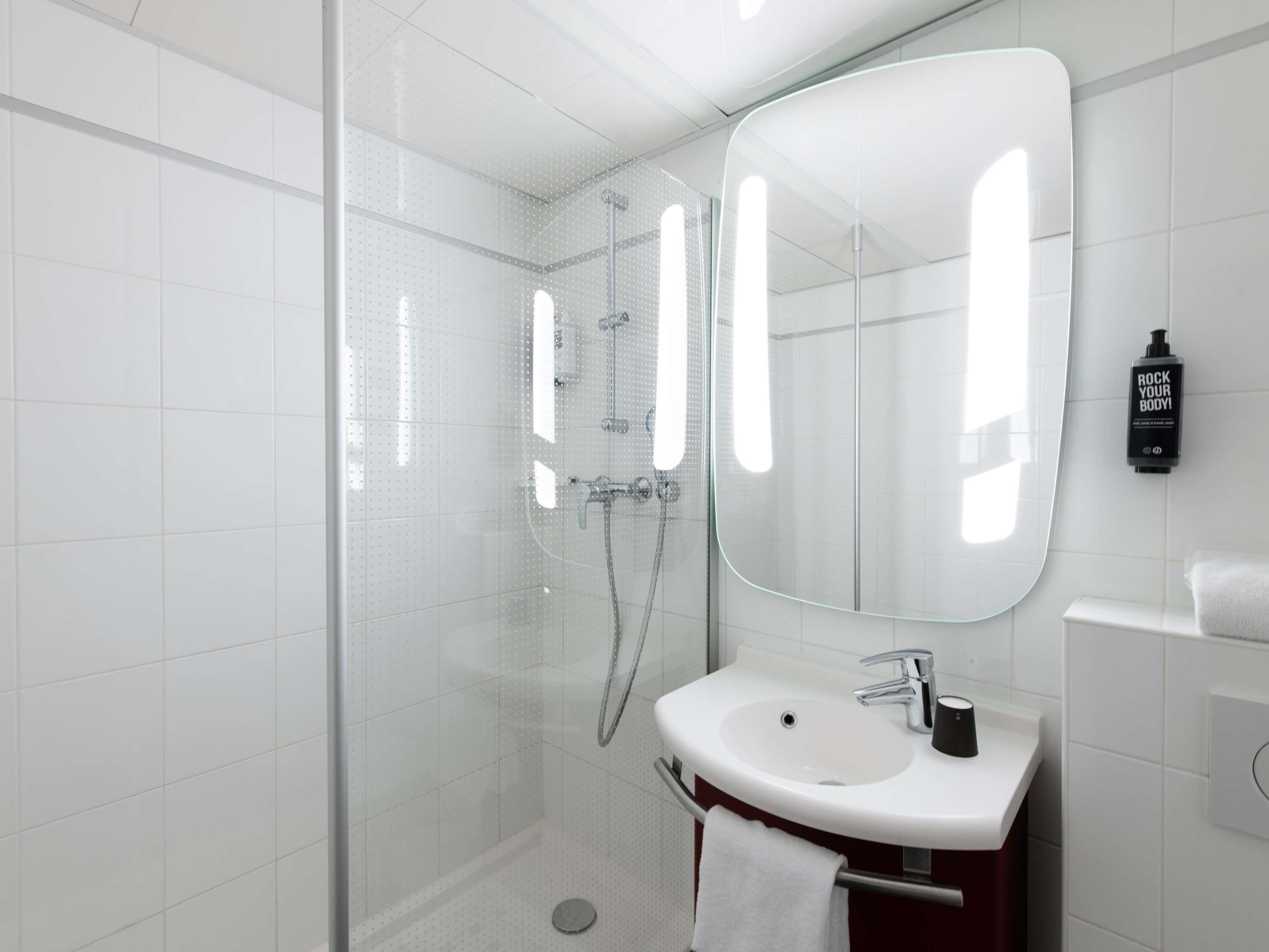 standard room, 1 single bed | in-room safe, desk, soundproofing, free wifi