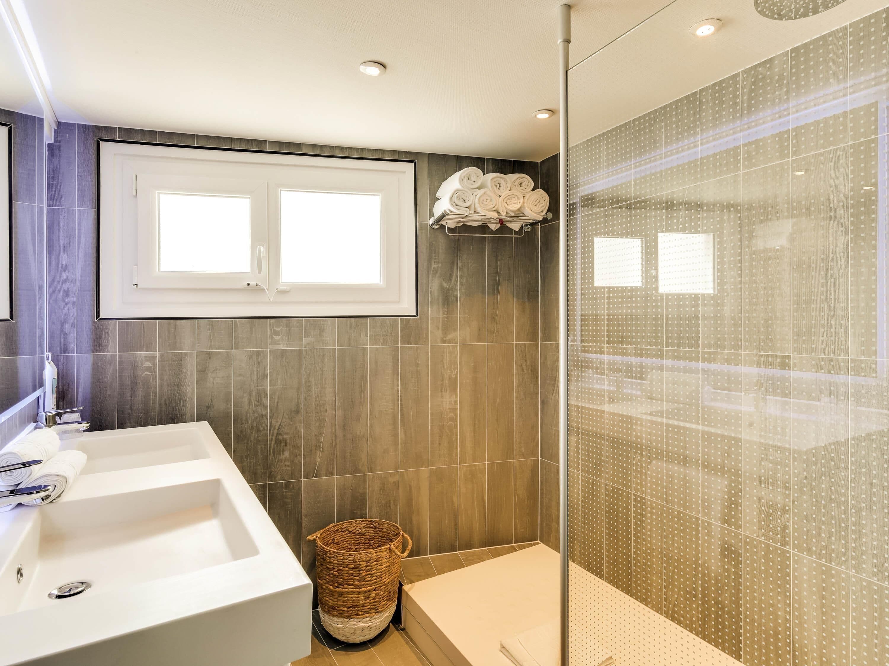 in-room safe, desk, soundproofing, free wifi