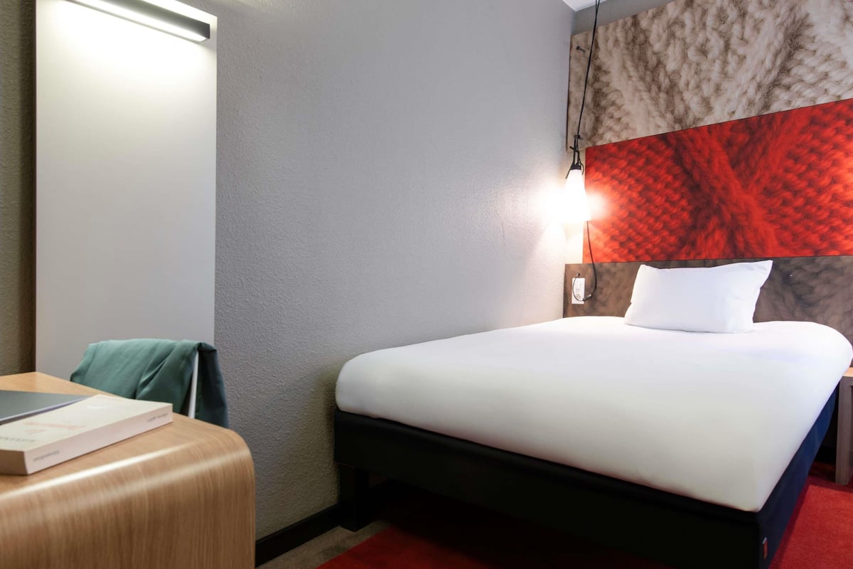 Standard Room, 1 Twin Bed | In-room safe, desk, soundproofing, free WiFi