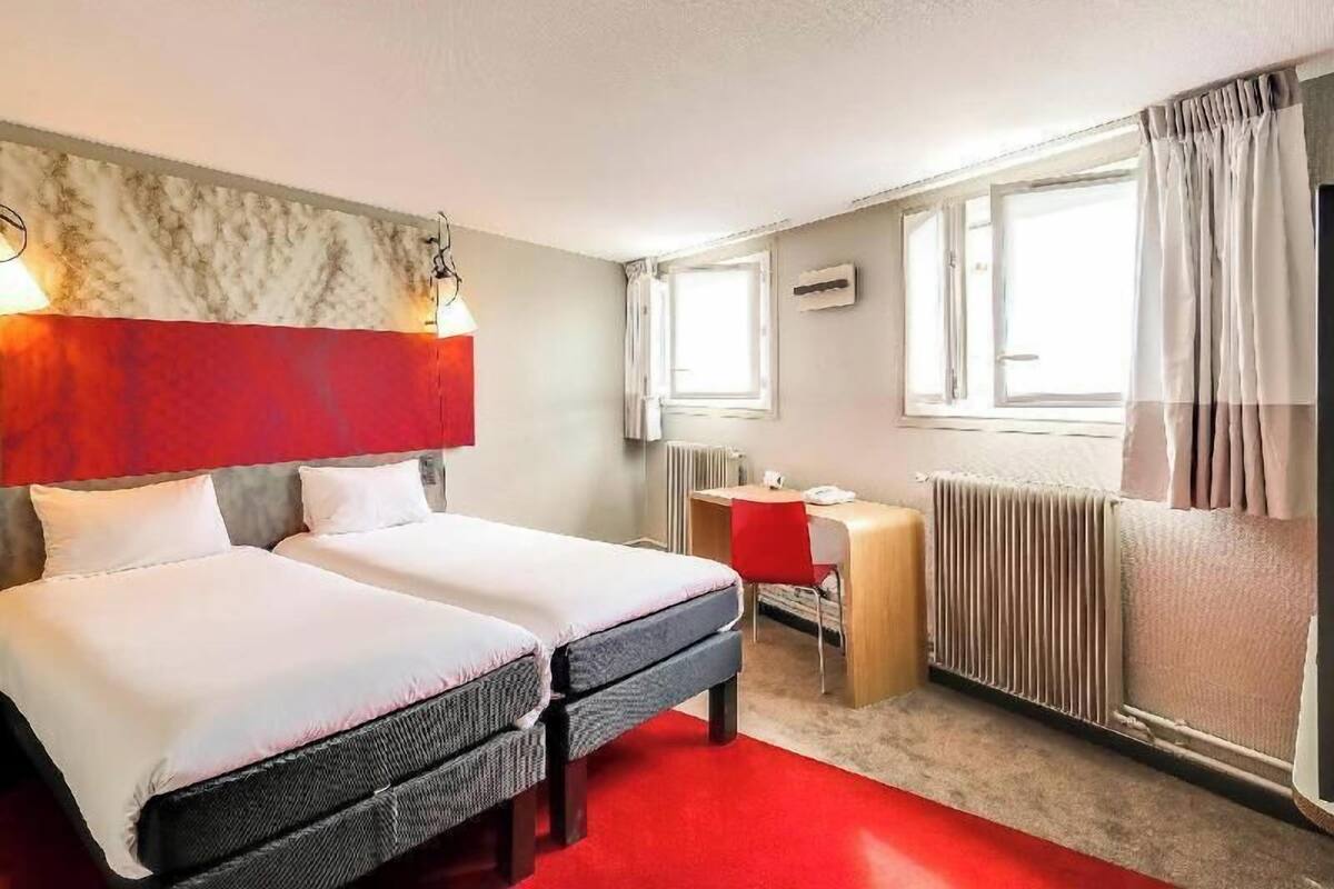 Caja de seguridad en la habitación y escritorio