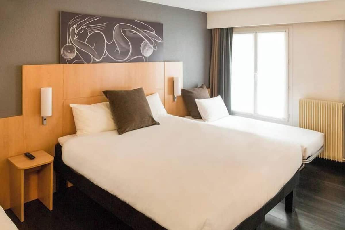 Caja de seguridad en la habitación y escritorio