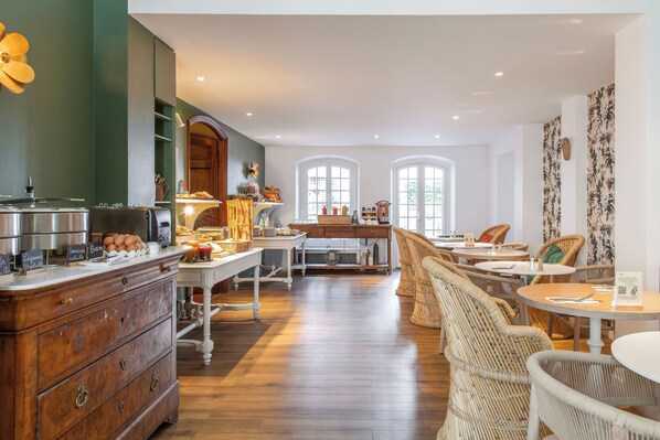 Tägliches Frühstücksbuffet (22 EUR pro Person)