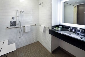 Douche, articles de toilette gratuits, sèche-cheveux