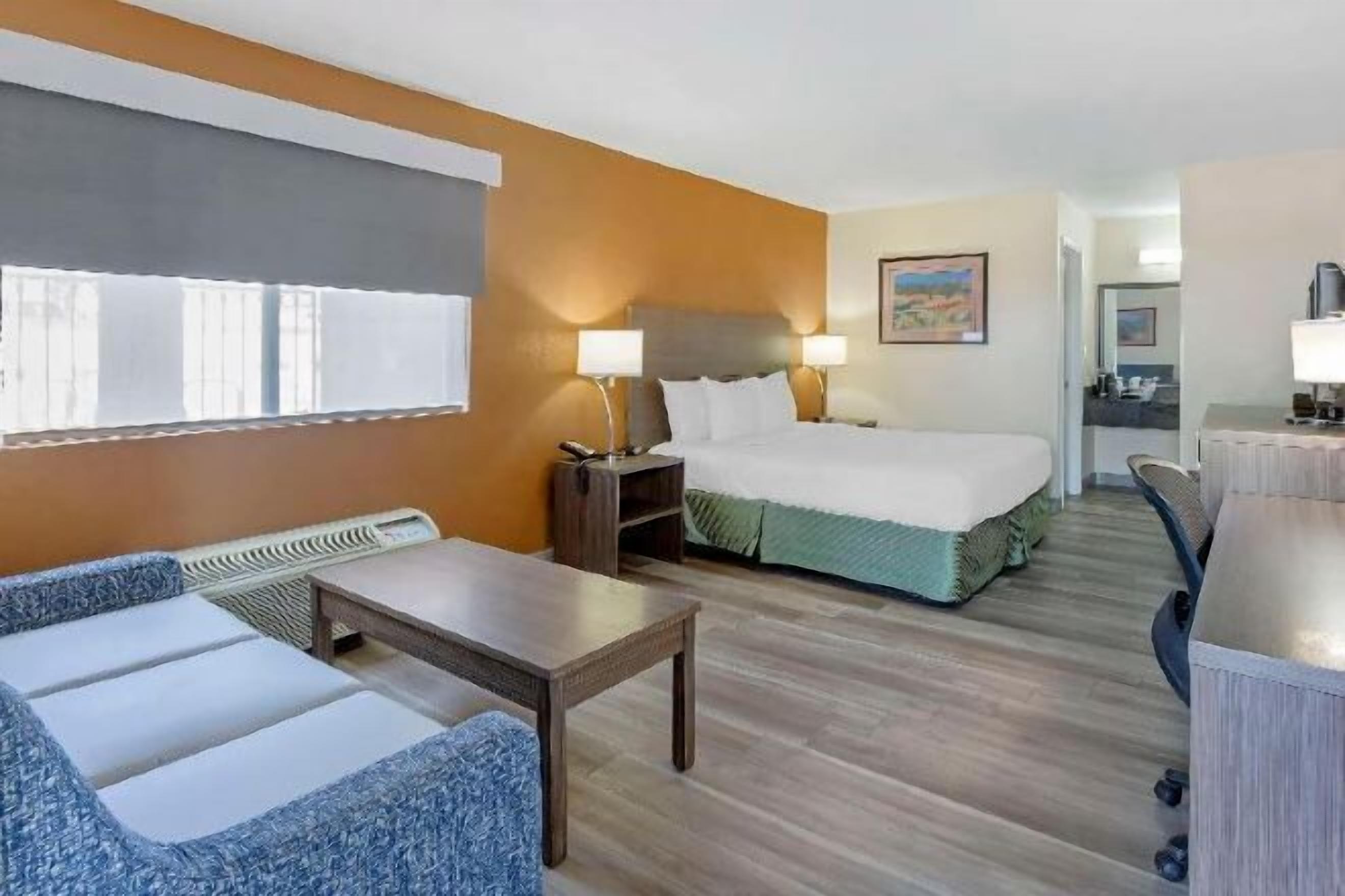 مكتب ومساحة عمل للكمبيوتر المحمول وستائر تعتيم ومكواة/لوح كي