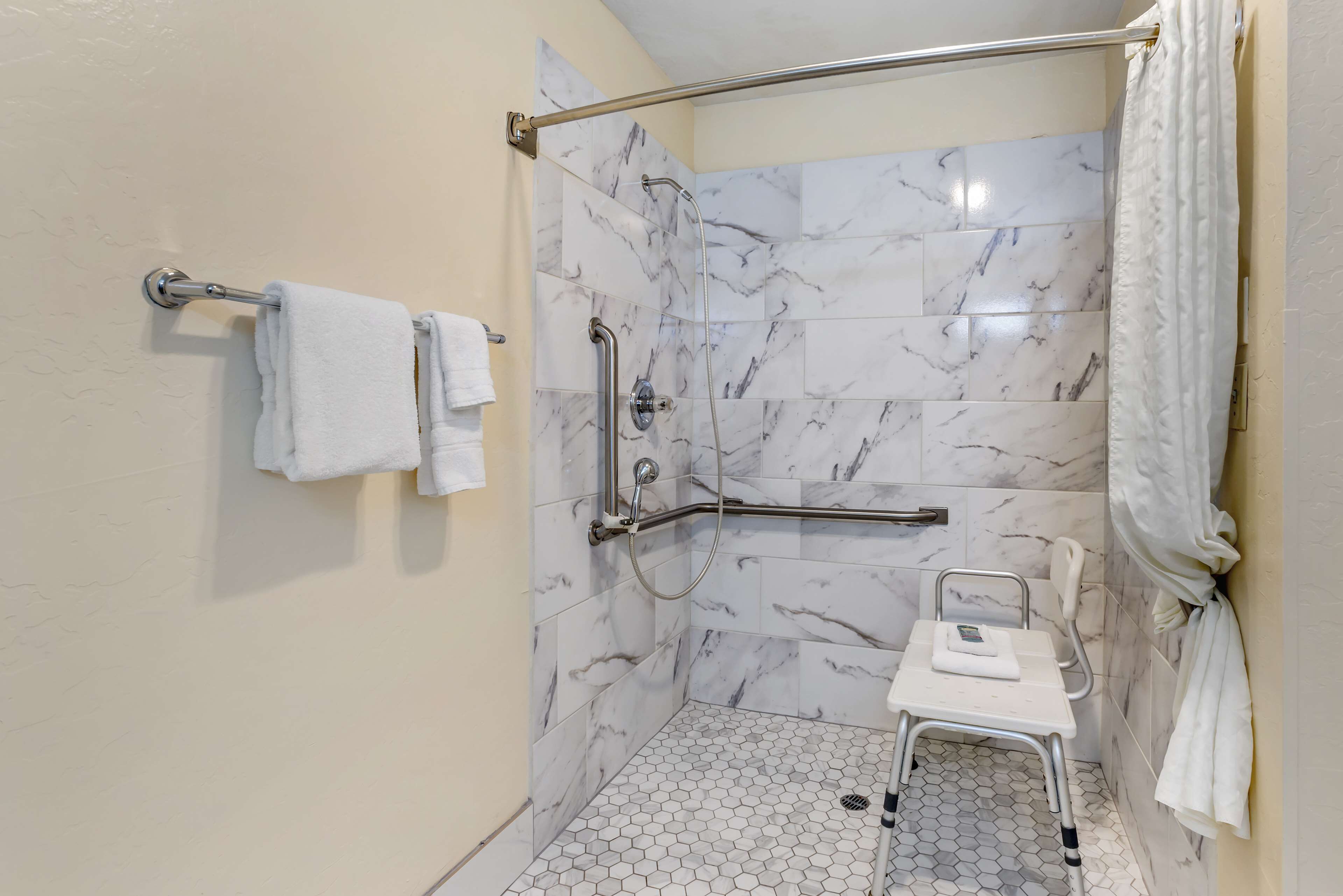 standard room, 1 king bed, accessible, non smoking | bathroom | combined shower/bathtub, free toiletries, hair dryer, towels