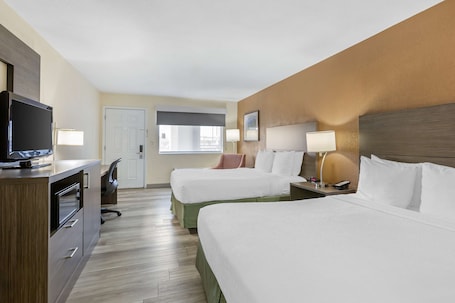 Escritorio, espacio para trabajar con laptop y cortinas blackout