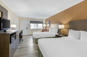 Escritorio, espacio para trabajar con laptop y cortinas blackout 